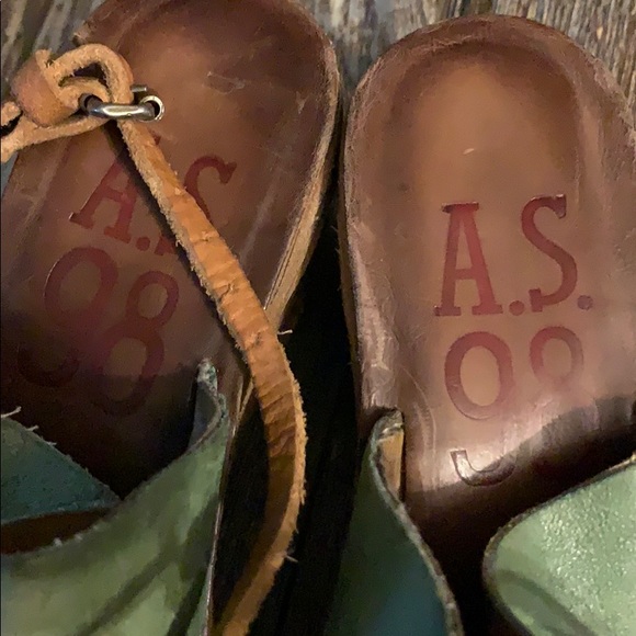 Sandals - Picture 2 of 7